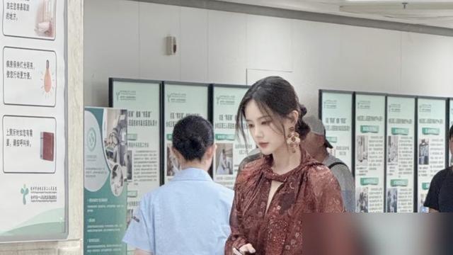 李一桐线下被拍，生图流出来，评论区全在刷“这比例是真实存在的吗”。腰细得不像话，腿长到离谱，旁边路人对比惨烈。
但更狠的是她最近自曝，被熟人骗过六七位数，钱和感情一起没的。当时直接报警，现在放话“这辈子不会再借钱给别人了”。
戏里《美人余》演的是被老公坑完财产后清醒反击的富家女，戏外自己真金白银