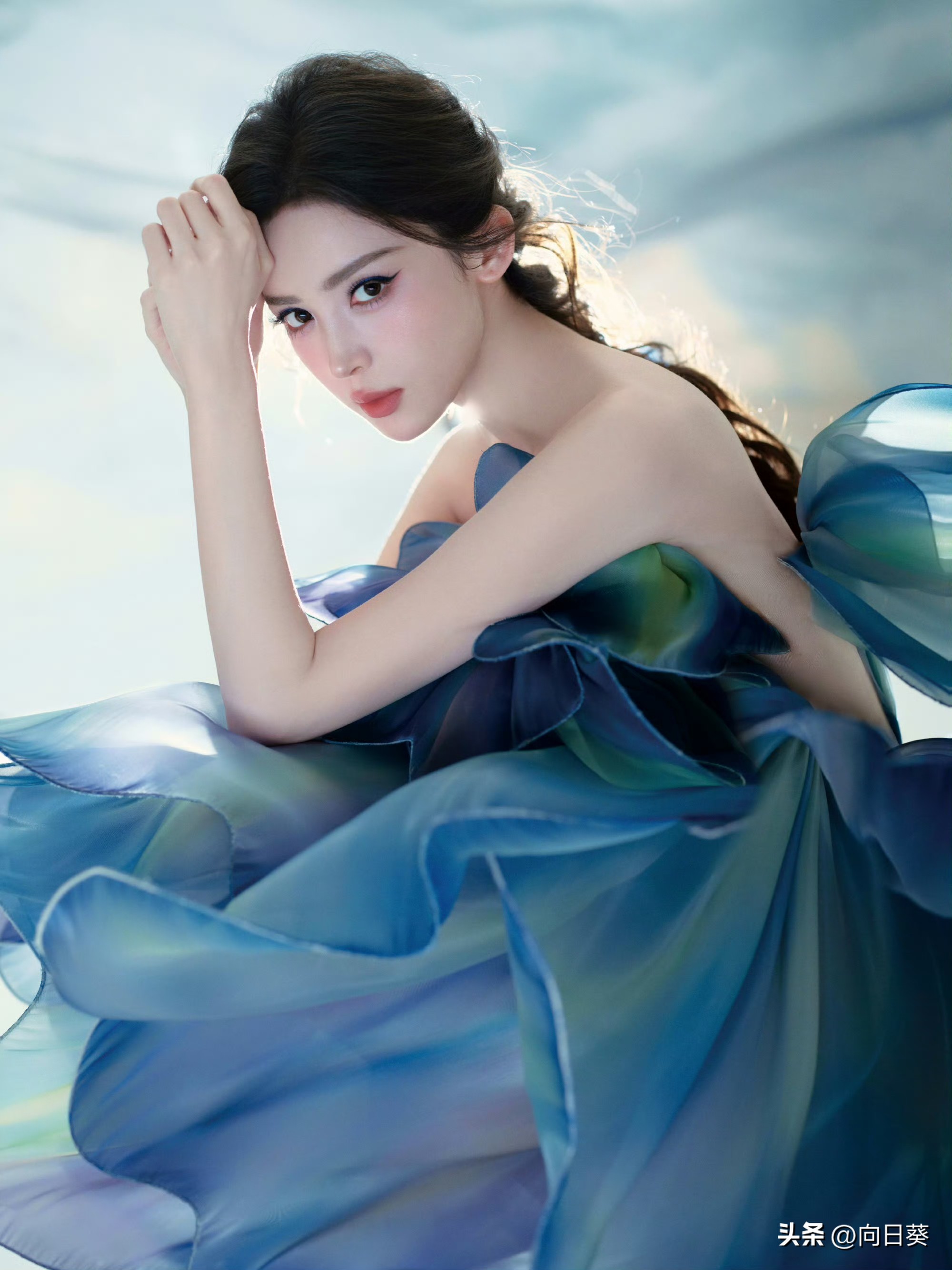 绝美娜扎！VOGUE时尚之力盛会的造型时尚大片，一袭MAISON MET 2024定制系列礼服亮相，渐变蓝紫抹胸裙如盛放的深海花簇，层叠通透的欧根纱舒展飘逸，流光在薄纱间流转，柔美盘发轻挽，碎发漫溢氛围感，清透妆容衬得眉眼灵动，裙摆随姿态漾开，似裹挟一片深海霞光，浪漫梦幻自带朦胧空灵的美丽诗意🦋 谁