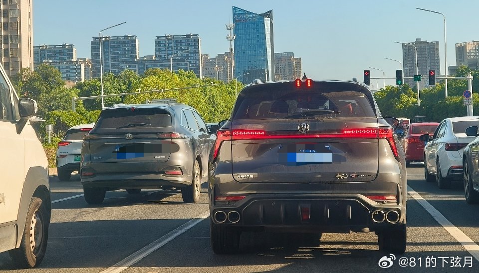 找不同，路遇两台CS75PLUS同框，好像是不同版本的##长安汽车##长安汽车[超话]# ​