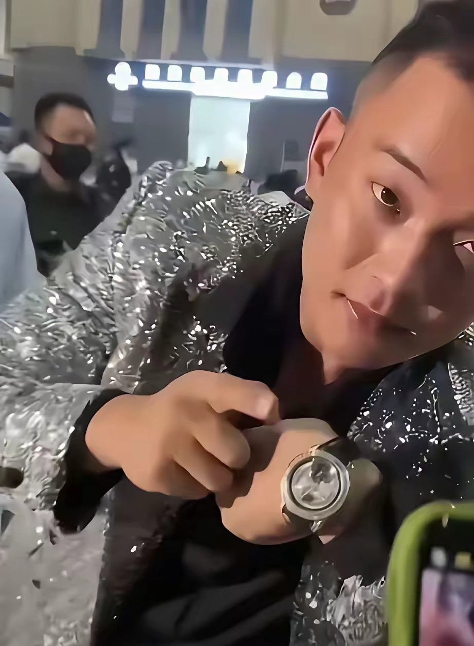骇人听闻，缅北白家涉赌涉诈高达290亿！四大家族之首的滔天罪恶
​​公安部纪录片《缅北电诈覆灭纪实》曝光缅北果敢白家犯罪集团，这个曾经一手掌控果敢军政的家族，多年靠电诈、网络赌场疯狂敛财，涉赌、涉诈资金合计超过290亿元，是缅北“四大家族”里规模巨大的犯罪集团之一 。
​​白家是缅北果敢 ​