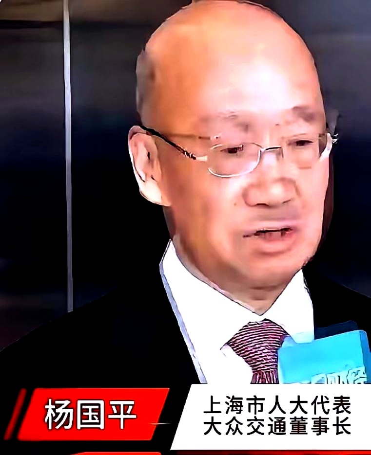 上海有人大代表提议，必须把网约车平台抽成强制压到10%以内，直言现在平台抽成超30%，比当年出租车的“份子钱”还要狠
 

乘客付一百块，平台转手拿走三十，剩下那点钱，司机还要扣掉油钱电钱、车损保养，养家糊口成了奢望，只能靠每天在线十几小时硬熬
 

没有利润空间，自然谈不上服务，夏天舍不得开空调，