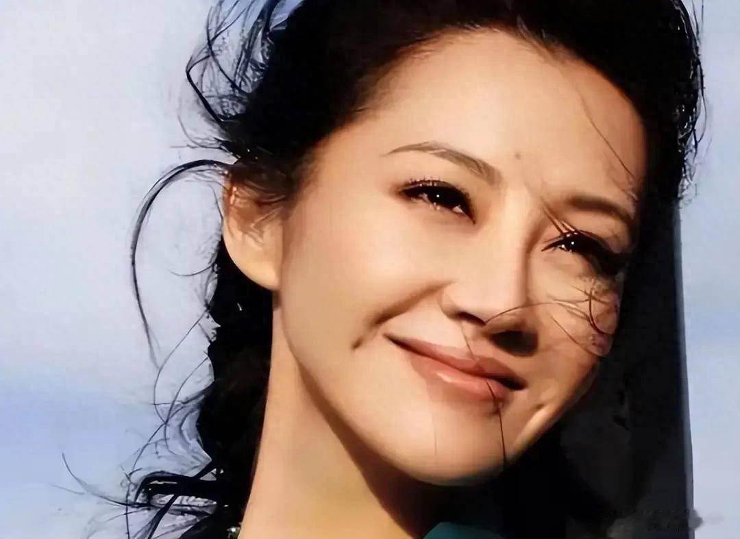 许晴，单论她个人的相来讲，也不错，骨点都是明显隆起的，整个相也周正饱满，但下巴尖，皮肤细腻嫩白，属于心性质，比较情绪化，抗压力相比于毛阿敏这种筋骨质的人就差很多，眼神流波含水，有有媚态，异性缘非常好，并且她的鼻颧搭配更好，鼻子力度略强于颧骨，就是更容易得到异性的帮持。下巴尖、耳朵 ​