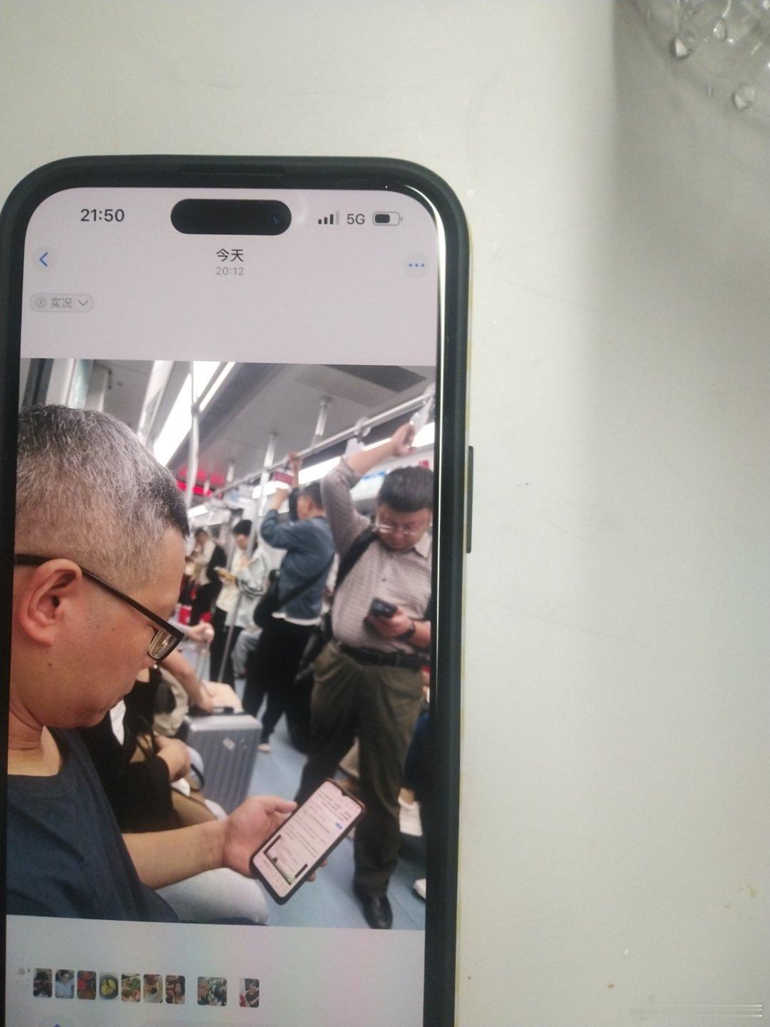 今天地铁，碰到一个色狼，也是把手放到我腿旁边。如果没经历过，我不知道他要干嘛，年纪和我老父亲一样大了。我就马上把包放到他手下面，他马上把手缩了回去，一本正经看手机。这种事情在我12岁也发生过，不过我不知道，所以被威胁了，也是穿短裙，把手放在我腿旁边。我提防心挺重的，如果我以前没经历 ​
