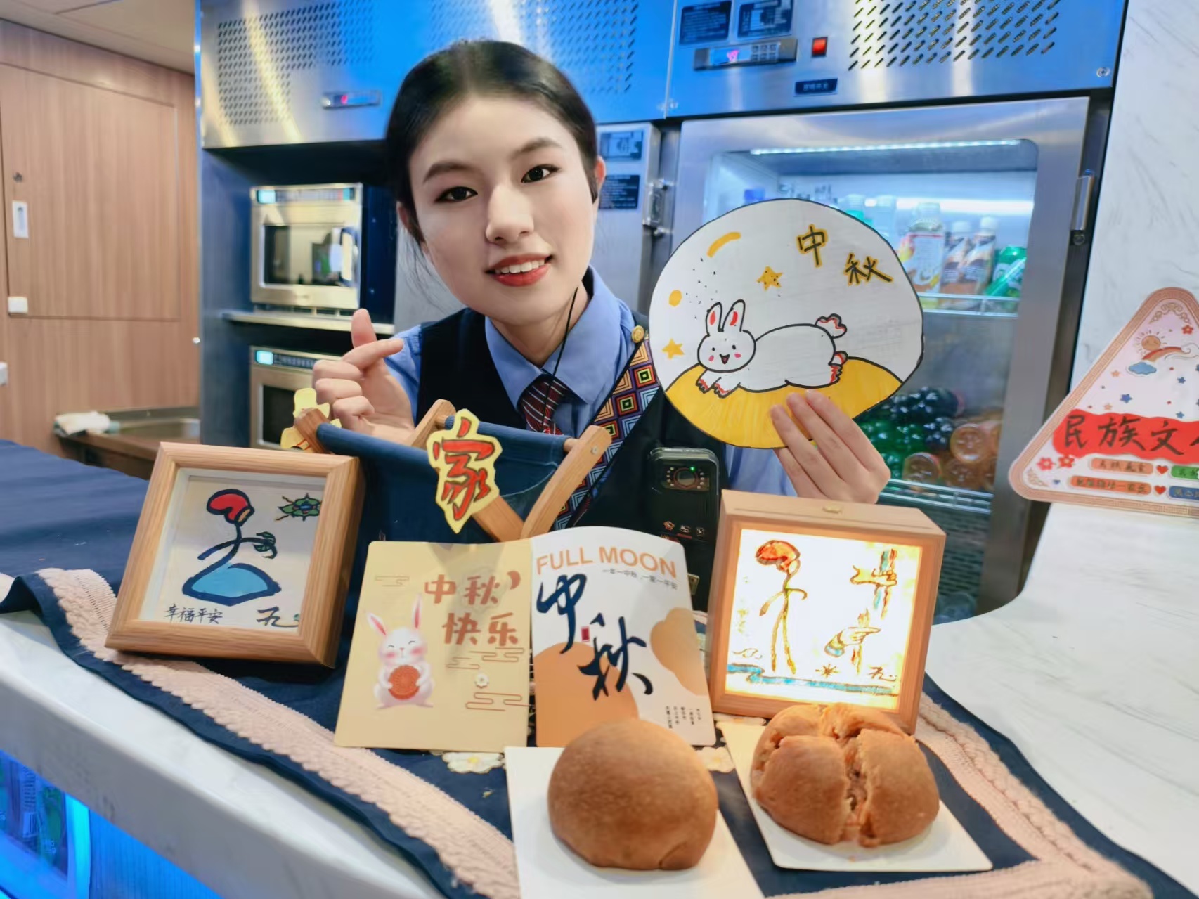 #月满彩云南#  #坐着火车去团圆# 中秋将至，昆明客运段高铁六队在列车上开展“月圆中秋、情满旅客”列车主题活动。击鼓传花、猜灯谜、趣味手势舞等活动，吸引众多旅客参加，车厢内其乐融融；列车工作人员向旅客送上中秋挂件、贺卡和节日祝福，营造出浓厚的节日氛围。（文图  杨坤 毕思佳 鲁茸旺堆） ​