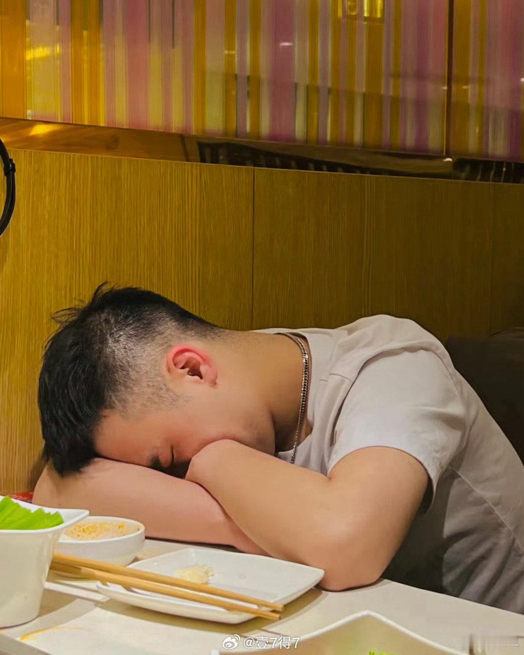 长得好看的人，即便喝醉了被恶意偷拍也依然很帅。[摊手]  ​​​  ​