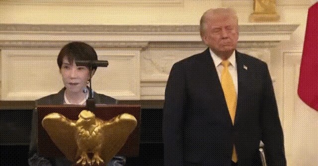 一个日本网民这样说，“我们日本的最高领导人竟然在外交场合，张开大嘴 露出臼齿，毫不掩饰自己的喜悦，实在令人感到可悲又羞耻。”

外交场合中的一个表情，为什么会引发如此强烈的争议？对于国家领导人来说，微笑本来是正常的礼仪，热情也不等于失态。可当镜头记录下领导人与外国政要相处时的神态和动作，这些画面被反