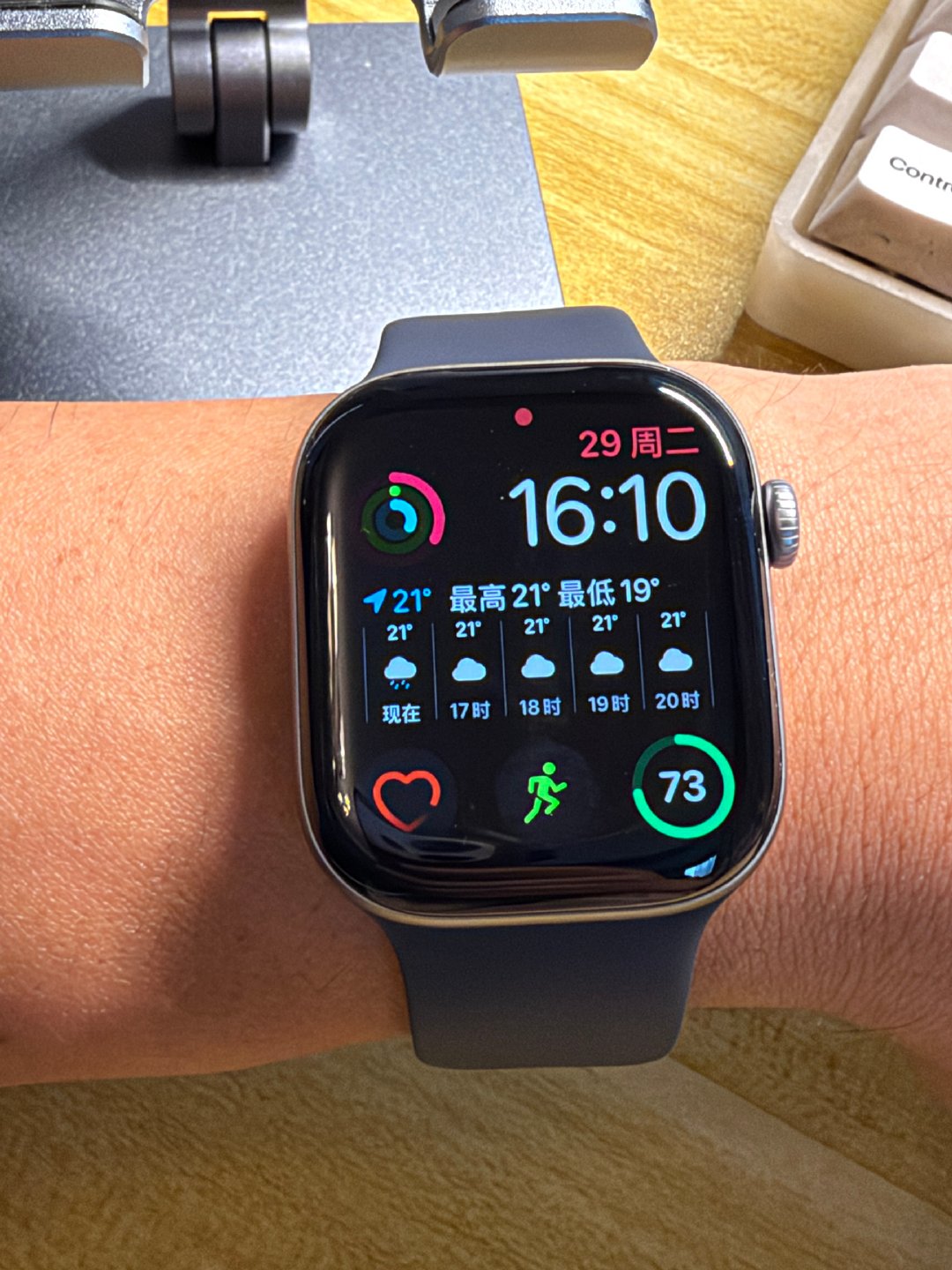 用了几天Apple Watch S12，对续航一点焦虑都没有，为什么都说这是美丽的小废物？

我前一天晚上98%的电量带着入睡，第二天起床85%，到晚上大概还剩60%多，洗澡的时候拿去充个电，从60%充到100%，基本上一个多小时就够了。出差就把充电线带着，有啥可焦虑的？ ​