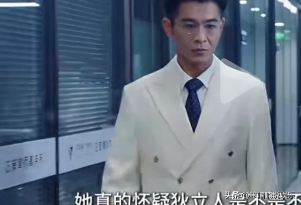 《美人余》哈里火场救余梦是对狄立人最好的报复。

狄立人千算没千算万算没算到，他本想害死余梦，结果害死了自己的儿子。报应

狄立人为了给儿子筹医药费，做了赘婿，结果还是没有保住儿子的命，反而是自己把儿子送上了死亡之路

真的是有点儿太讽刺了。父子俩喜欢上同一个女人。

心狠手辣的敌人却生出了这么痴情