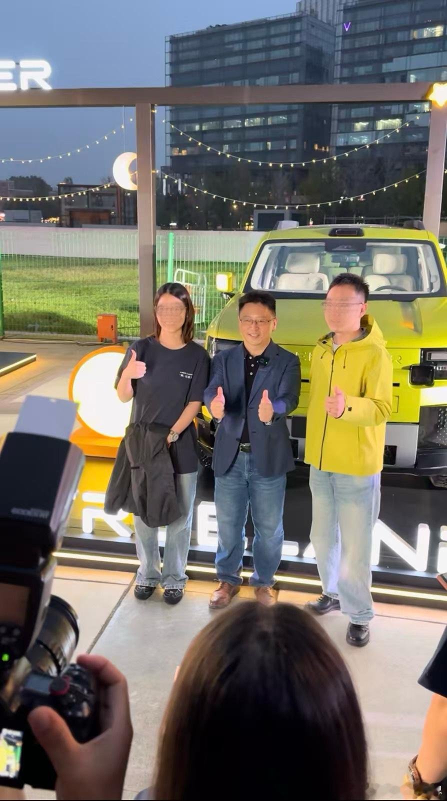 演唱会偶遇神行者CEO，现场也太接地气了吧

在毛不易演唱会外场偶遇神行者全球CEO文飞！
听说邀请车主来看演唱会
还和车主、观众一起亲切合影
第一次见到这么没有架子的CEO~
话说，好想得到他们这件「神」秘嘉宾应援T恤啊！
#奇瑞捷豹路虎 ##FREELANDER神行者8##FREELANDER神行者##毛不易# ​