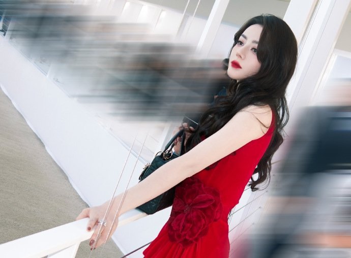 #曝迪丽热巴新电影Q4开机##迪丽热巴不止明媚热烈还很鲜活随性##秀场外B面的迪丽热巴# 
秀场外B面的迪丽热巴，迪丽热巴不止明媚热烈还很鲜活随性，解锁不一样的热巴，满分明艳美人的可爱调皮感有啦~ ​​​