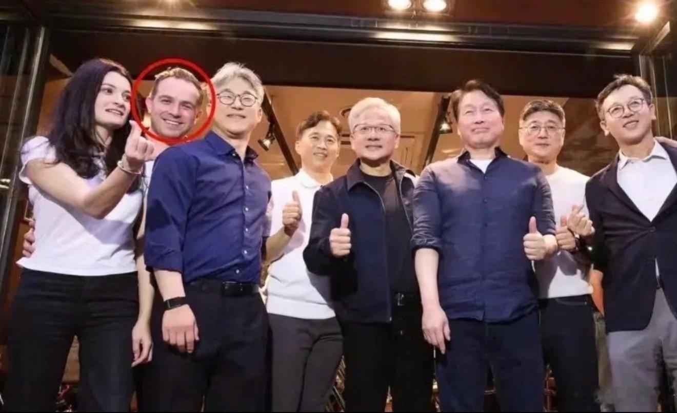 我忍不住找了照片来看看#黄仁勋女婿被当成接班人培养#，发出来大家一起看看

上个月底，黄仁勋的女儿黄敏珊结婚了，新郎——也就是黄家的女婿——正在被黄仁勋当成接班人培养。 ​