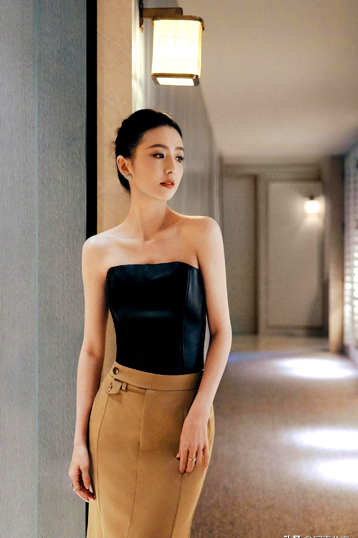 佟丽娅又火了，这次不是演技，而是一组性感写真。  她穿着黑色抹胸，气场...