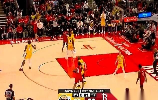 比赛第四节还剩最后5分钟，左侧底角，湖人队的防守直接漏出了一个整整三米...