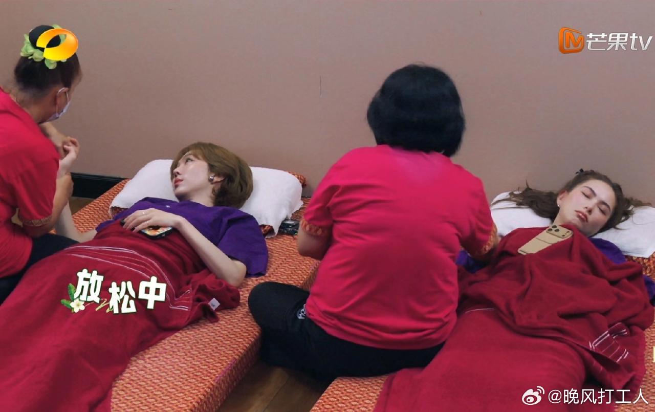 女演员的脸确实顶，让人挪不开眼！姜妍、昆凌、靳梦佳和张雅琪一起躺着做按摩，同样是放松的状态，看上去却区别很大。 ​