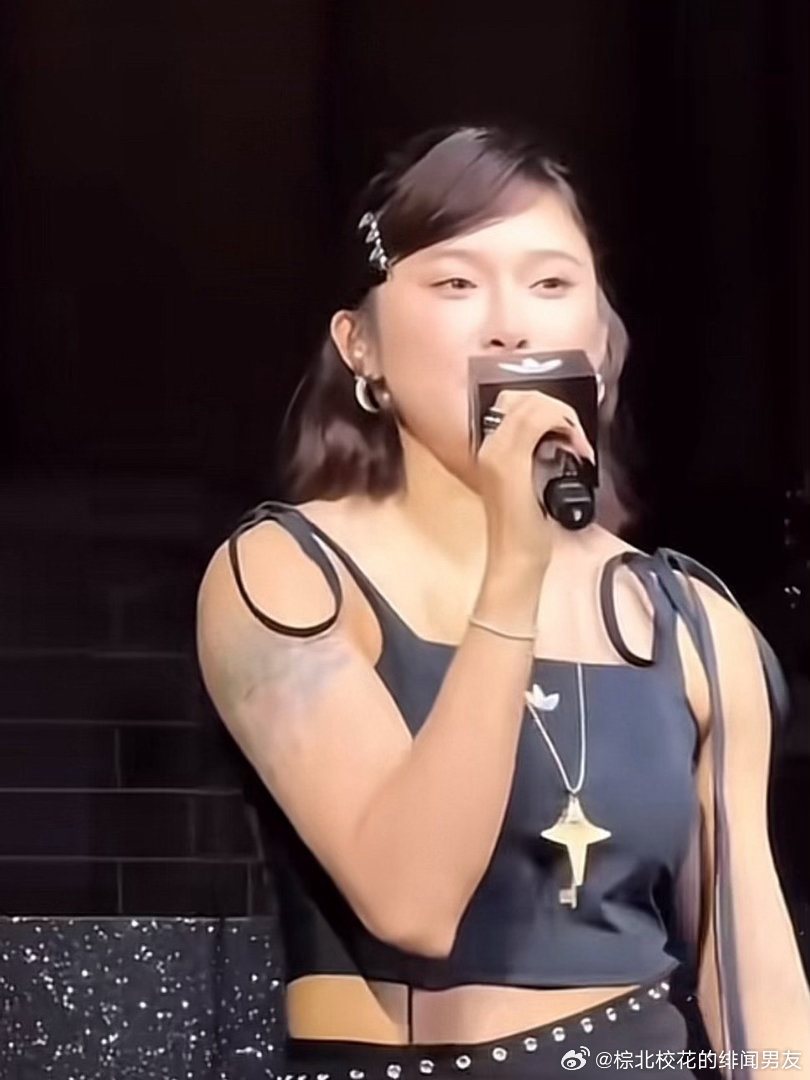 吴艳妮这是选错了衣服，感觉腰都没了全是肚子！ ​​​