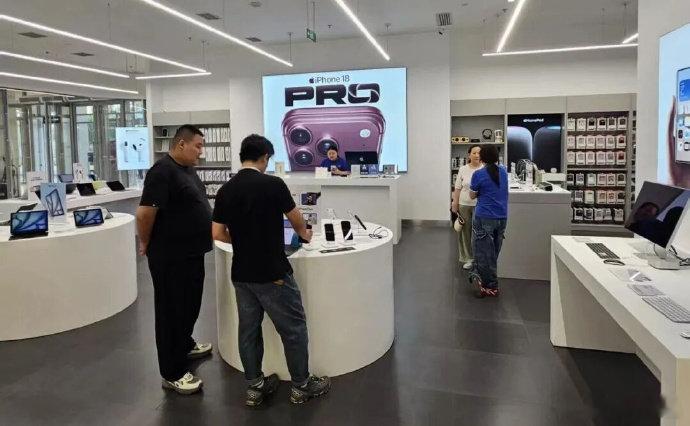 【回收商：#iPhone18系列溢价崩了#】Phone 18新机系列发售后，市场冷热分化明显。iPhone 18 Pro Max备受黄牛追捧，现货转卖加价超700元；而iPhone 18 Pro则遇冷，有黄牛直言“没人要”。

9月18日正式发售当日，iPhone 18 Pro Max的市场溢价已出现快速下滑。

据报道，发售首日，黄牛市场的iPhone 18 P ​