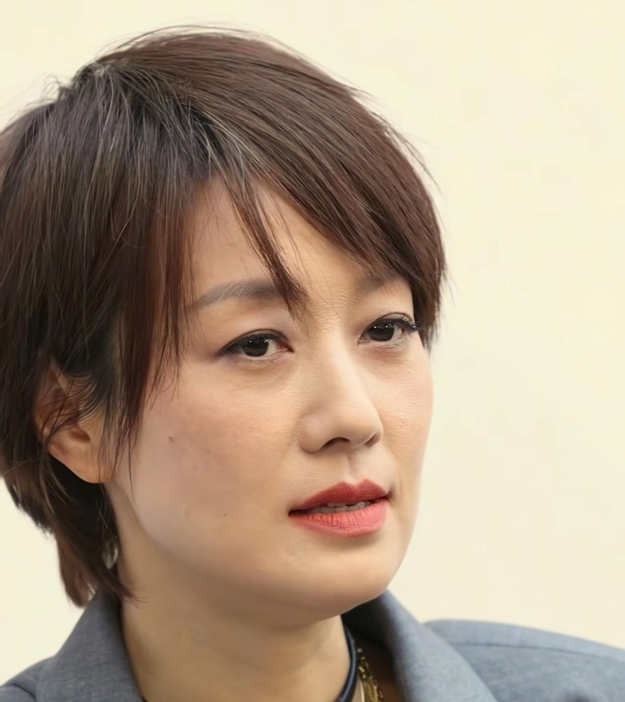 50岁是什么概念？搁咱身边，不少人这岁数都开始带孙子、跳广场舞了，可马伊琍倒好，往樊振东、许光汉、赵今麦中间一站，愣是一点不输阵。
前两天上海这场剪彩活动，她一身利落套装，咔嚓一剪子下去，干脆得跟片场喊“开机”似的。赵今麦是00后小花，许光汉是多少人的墙头，结果镜头一扫过去，弹幕齐刷刷一句话：这姐的