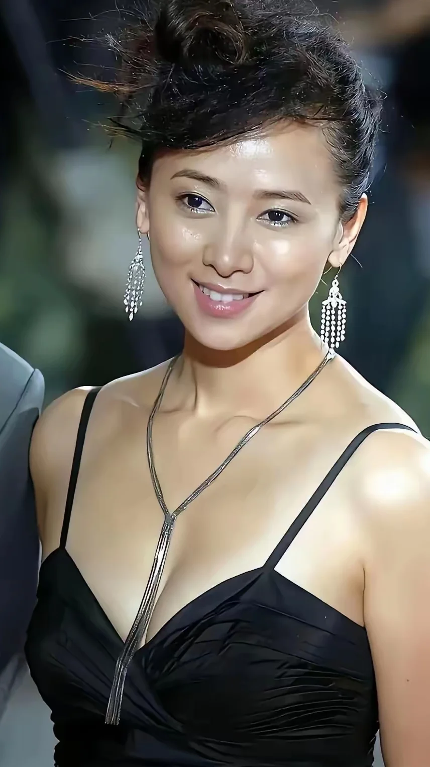 翁虹走红地毯气势逼人#戛纳电影节