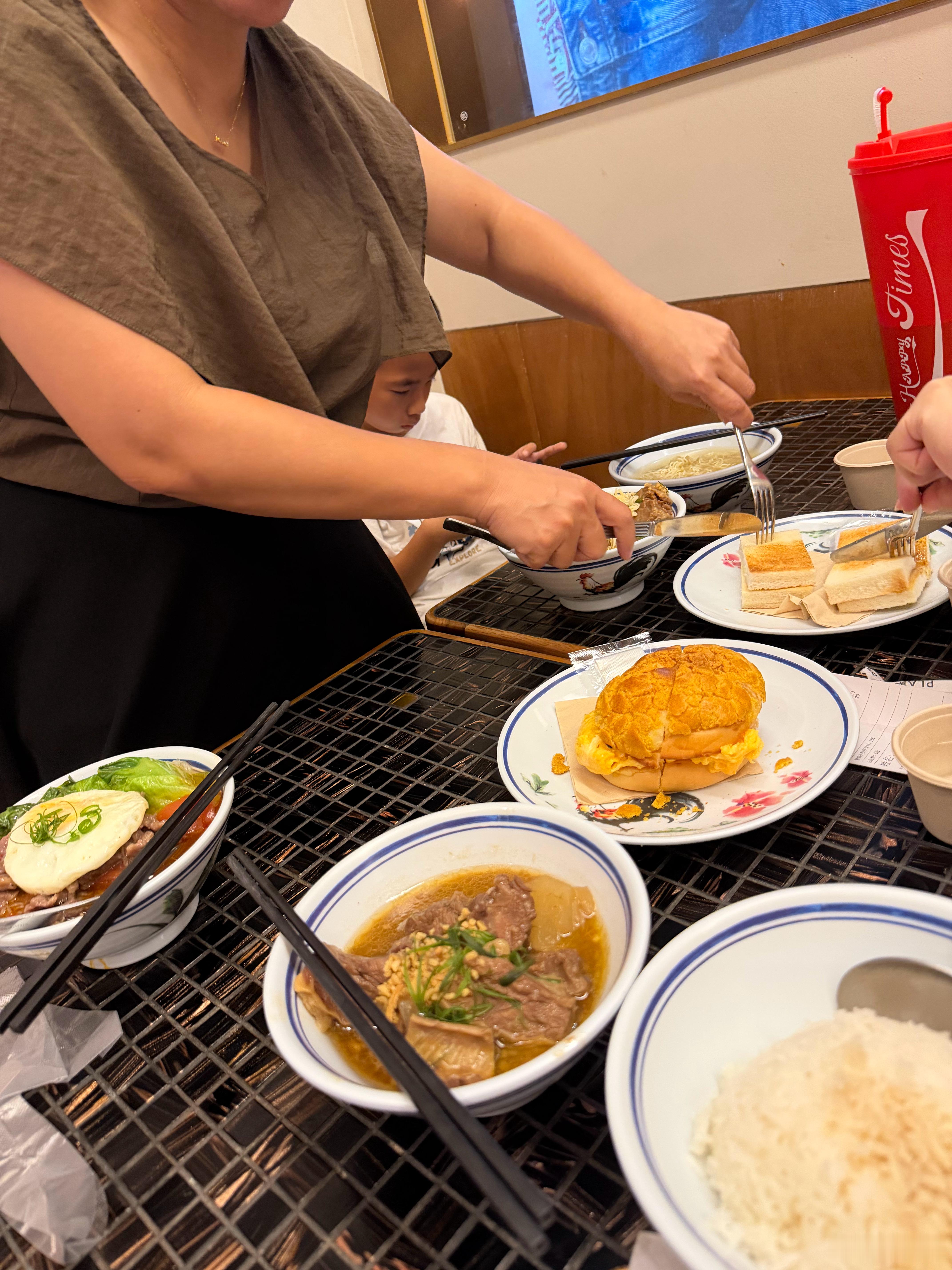 妈妈来找我，我终于给自己放个假了，本来想带她去hk，去zy的学校看看，她还说要给我买老铺，没想到是公职人员不能自助续签，结果没去成，有点担心妈妈会失望，可是她说既来之则安之，还带我们去了欢乐谷，说实在如果不是妈妈我不会去欢乐谷的，结果去了之后觉得很好玩很有趣。

好想妈妈在身边[期待]

 ​