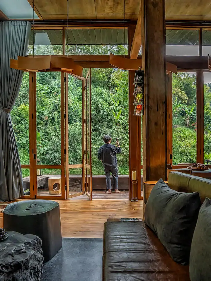 为了这家宝藏森林木屋，我专门飞了一趟清迈