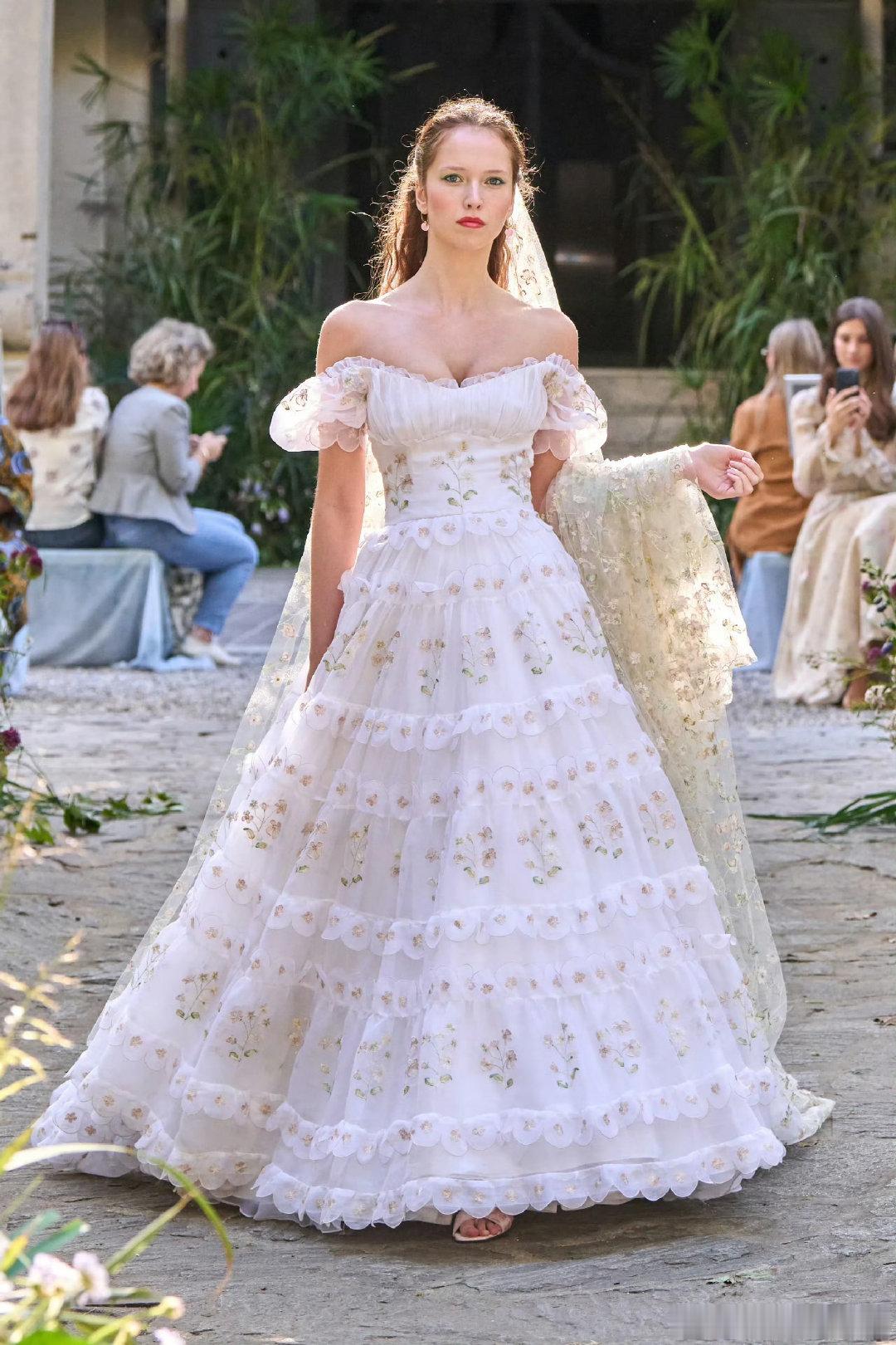 Luisa Beccaria 2027 春夏
#时装周##春夏时装周##米兰时装周# ​