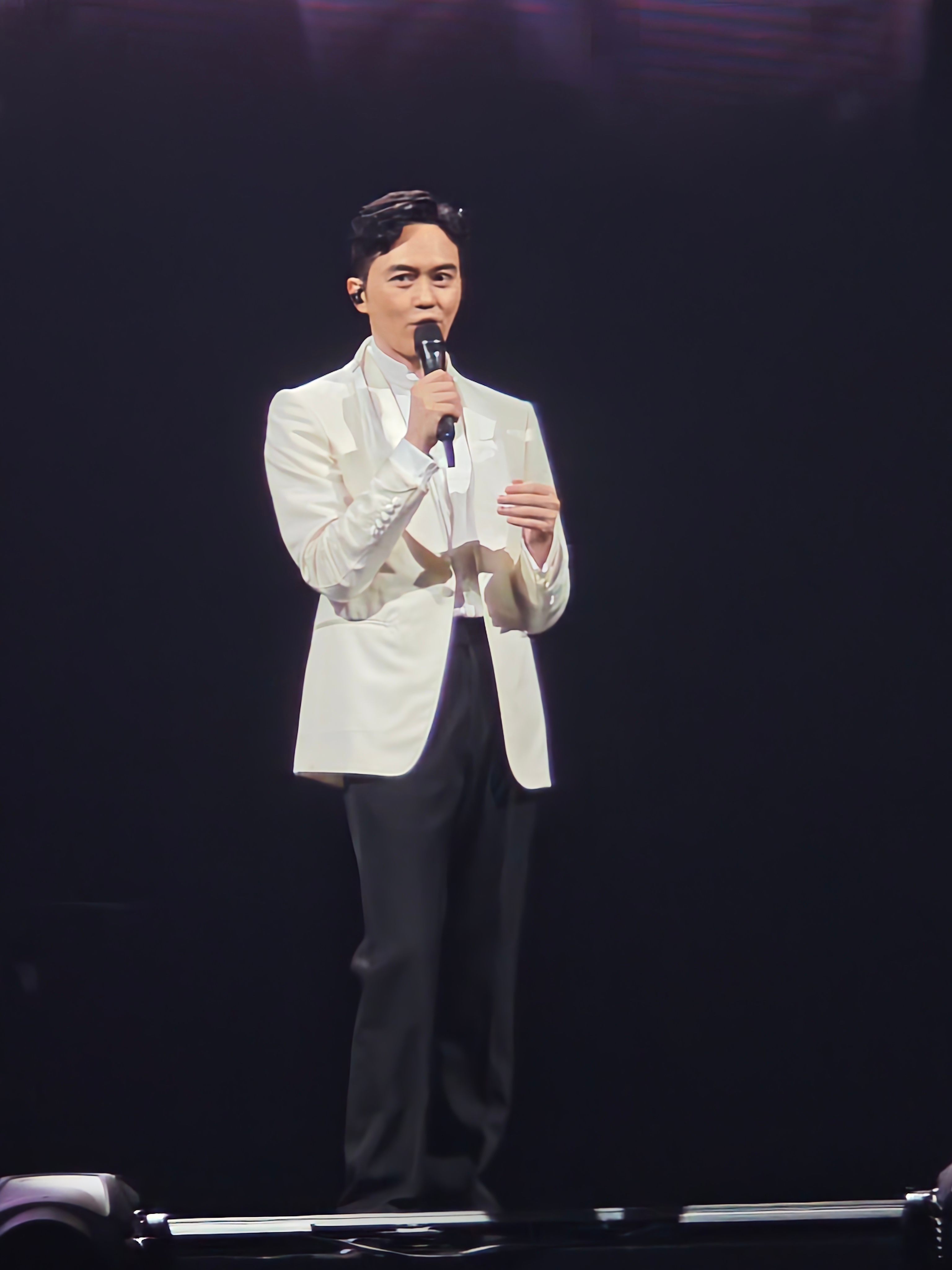 #张智霖[超话]##张智霖在巡回演唱会# 
手机大疆全部耗尽，大脑眼泪也都耗尽[柯基]
白西装祝君好出来的时候，眼泪没有任何犹豫的风险，直接飙出来，拿大疆的手都在抖
嗯，然后后来我发现就开场祝君好这段没录上[柯基]。。。
但是真的好幸福好幸福好幸福！！！原来有一天我也可以这么幸福
又唱又跳可可爱 ​