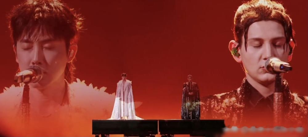替补上场的演员，把说唱歌手的场子给炸了。875分，全场第一。
张睿这次唱的是华晨宇的《齐天》，全开麦，不修音。那声降B高音一出来，后台候场的哥哥们全站起来了。中间嗓子有一瞬发紧，他硬是稳住，最后用一句戏曲念白收尾。
艾热把词拆成山、水、天、地，一段段往人心里砸。一个演员，一个rapper，赛前谁
