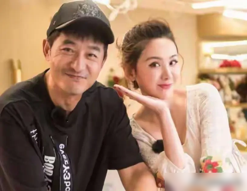 结婚11年，郭晓东愣是不知道自己家门钥匙长什么样。
程莉莎在综艺里说，她老公每次回家，自己永远都在。不拍戏的时候就守着家，把里里外外打理得明明白白。她说花老公的钱才觉得被爱，这话被骂上过热搜，说她恋爱脑、姿态低。
可你再翻旧账。当年是她倒追，被甩了20次还继续追，硬是把郭晓东追到手。应采儿听完都