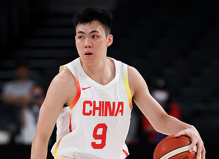 李弘权谈到中国男篮队友庞峥麟的时候表示：

“他进的每个球。”

“都是非常精彩的。”

“都是很提士气的。”

“我们在联赛是对手。”

“不过来到国家队。”

“大家都是一起并肩作战的兄弟。”

“每个人的关系都非常好。”

“所以。”

“看到他有出色的表现。”

“大家都替他开心。”

“我