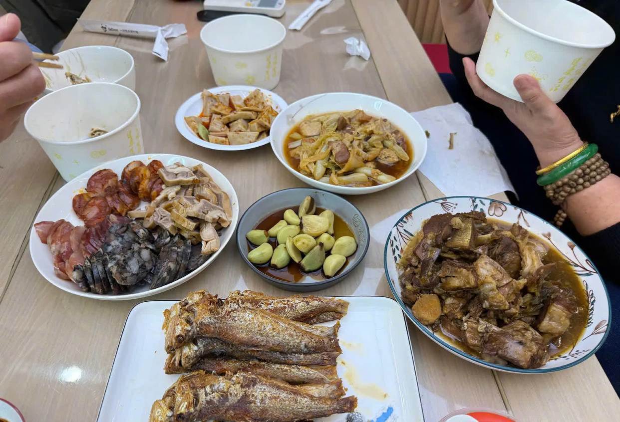 黄晓明晒妈妈炸鱼，剧组午餐吃出童年幸福味 ​