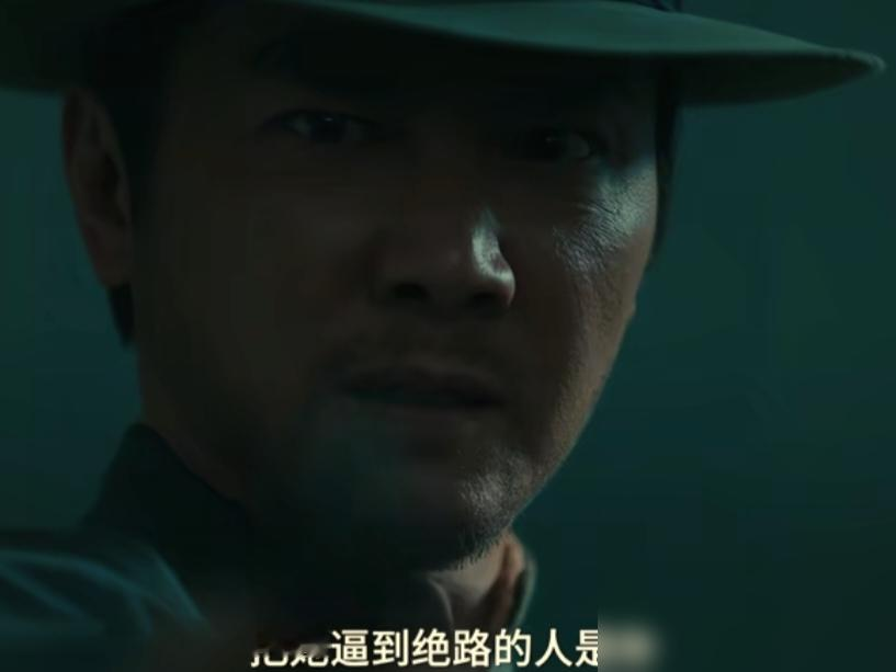 冯绍峰这一开枪，直接把古力娜扎的演技打出了原形。
《醒来》里这场生死对峙，原本该是全剧的催泪高潮。
冯绍峰演的盲眼琴师，只需一个转身、一个阴鸷的微表情，就把76号清道夫的压迫感拉满，直接封神。
再看对面的娜扎，顶着军统王牌特工的人设，重伤跳窗前却神态平淡。硬生生把浴血谍战，演成了用力过猛的民国