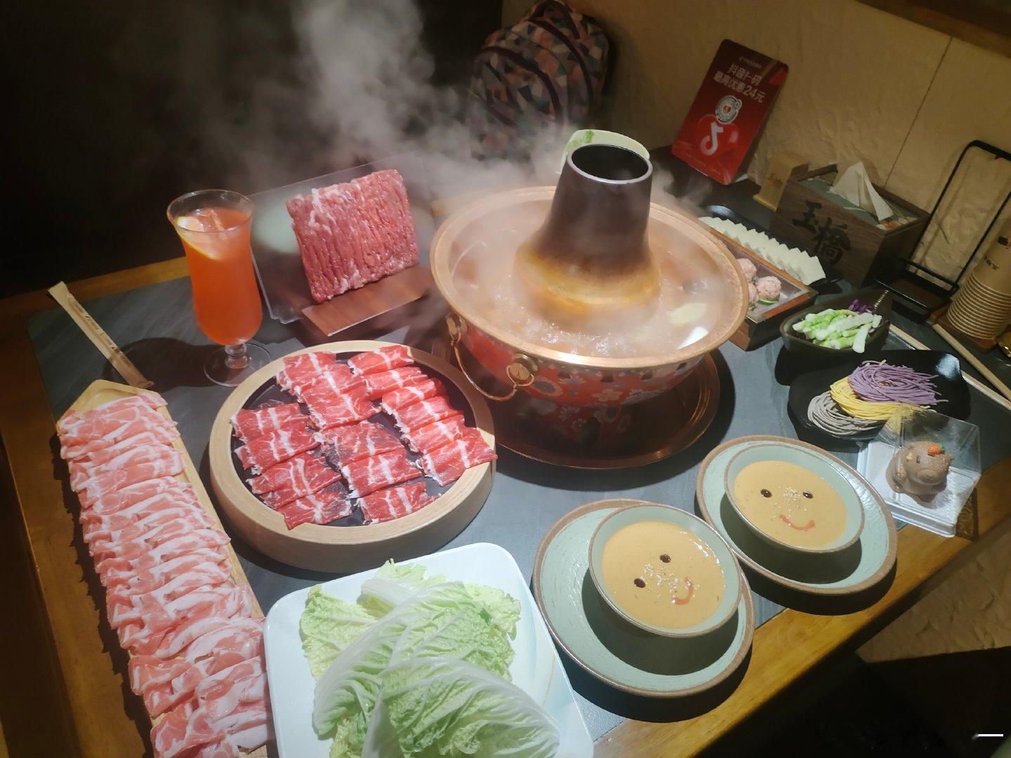 #狮友会[超话]#
今日行程✅
带hoho们来吃玉桥涮肉，
打卡王楚钦澳门世界杯&伦敦世乒赛签名，双倍幸福到手！
 
#王楚钦 ​