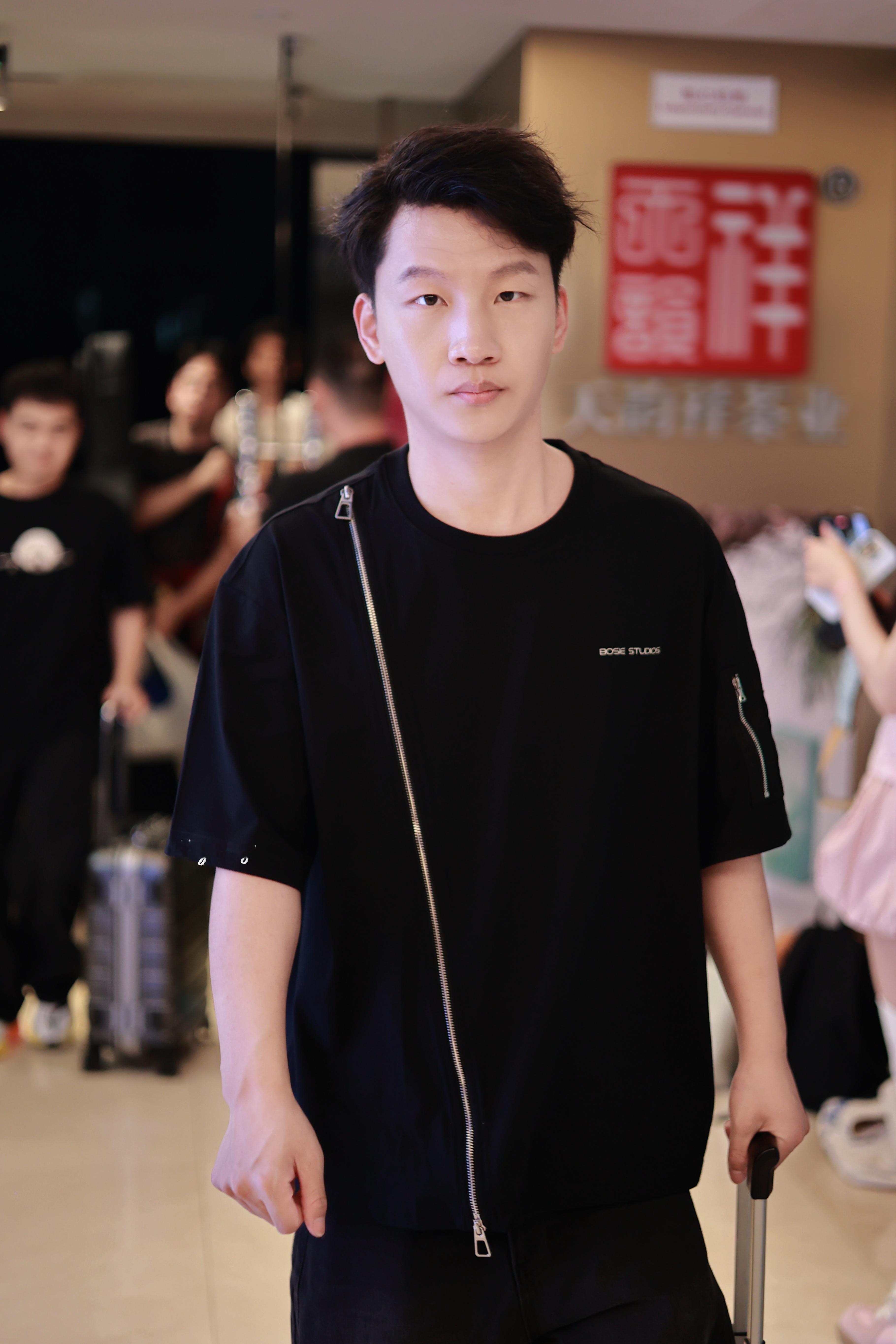 [超话][抱一抱] 可奶可飒     “我多想 能多陪你一场     ...