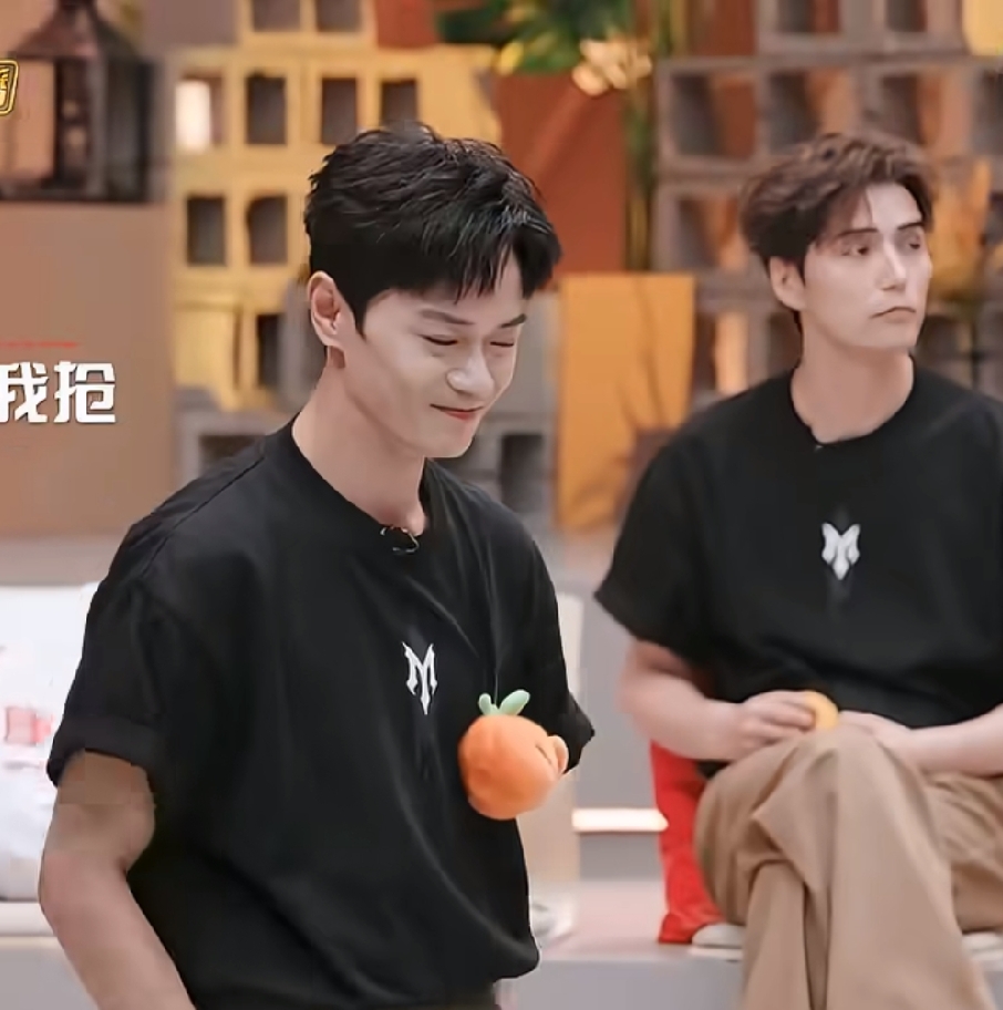 曹骏终于在《披哥》中有小表情了。对于一个内向的人来说要融入这样一个氛围的节目确实不容易。希望他能够越来越放松，让大家看到一个轻松自在的曹骏。明星