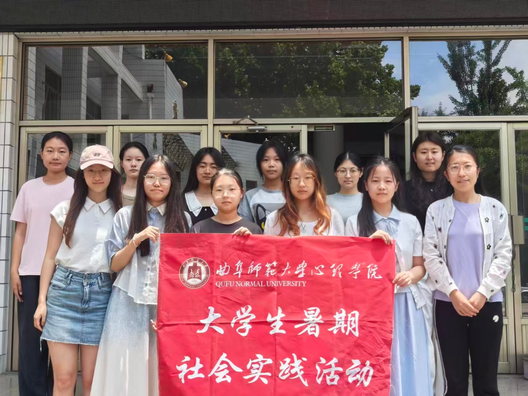 #曲阜师范大学##2026暑假社会实践#
        2026年暑期，心理学院“萤火方舟”实践队紧扣黄河文化主题，走进社区开展公益儿童托管社会实践活动。结合所学儿童心理学专业知识，队员采用倾听、正向鼓励的沟通方式，一对一陪伴孩子们完成暑期作业，疏导孩子们在学习过程中滋生的烦躁、畏难等负面情绪，帮 ​