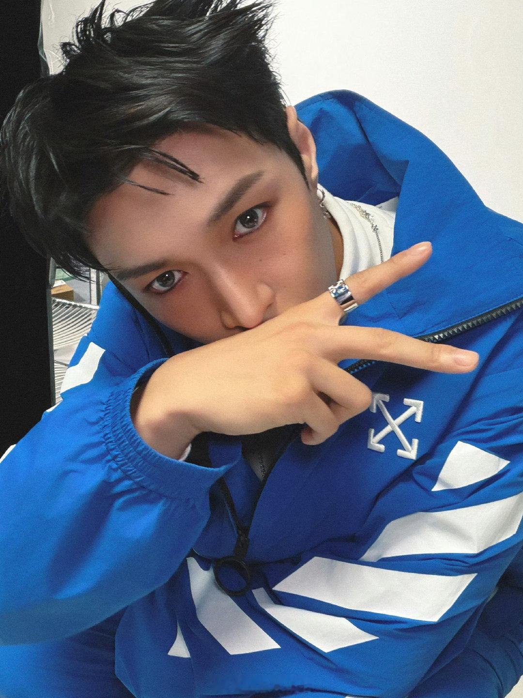 #张艺兴[超话]##张艺兴OFFWHITE品牌代言人#张艺兴[打call] ​