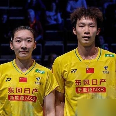 丹麦公开赛混双首轮，国羽6对上去5对活着回来，就一对折了。
冯彦哲黄东萍先丢一局，愣是连扳两局翻盘。蒋振邦魏雅欣更狠，两局直接扫完收工。程星张弛把渡边勇大那对日本组合给摁下去了，三局磨下来的。
最扎眼的是高家炫吴梦莹，两局都差口气，20-22、16-21，首轮就没了。
6组出战5组晋级，看着风