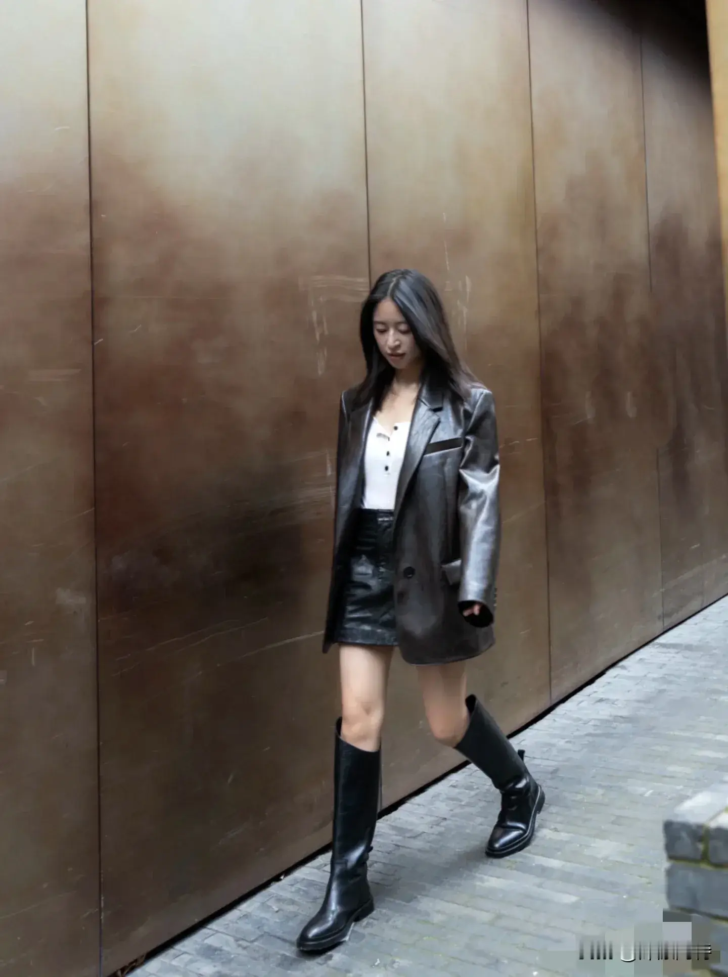 长筒皮靴皮衣皮裙小姐姐。