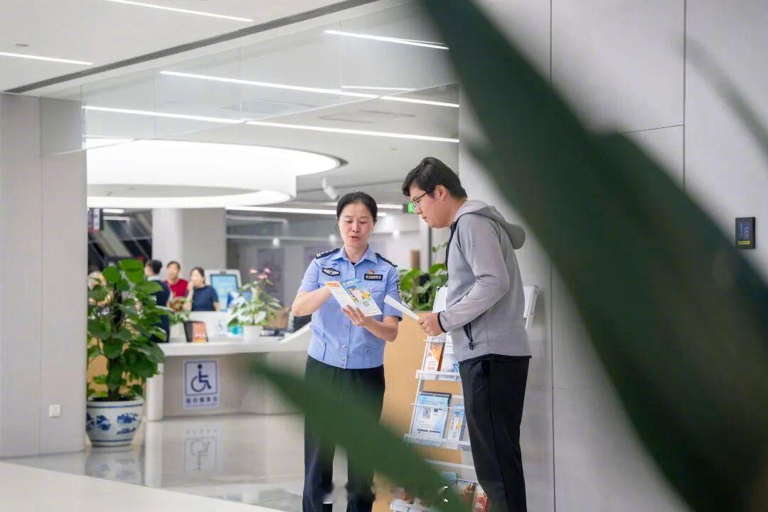 窗口为桥，一通通电话、一份份材料……把群众的急难当成心头事，在细碎事务中尽显担当，这是咱们每位户籍民警的日常[点赞]​