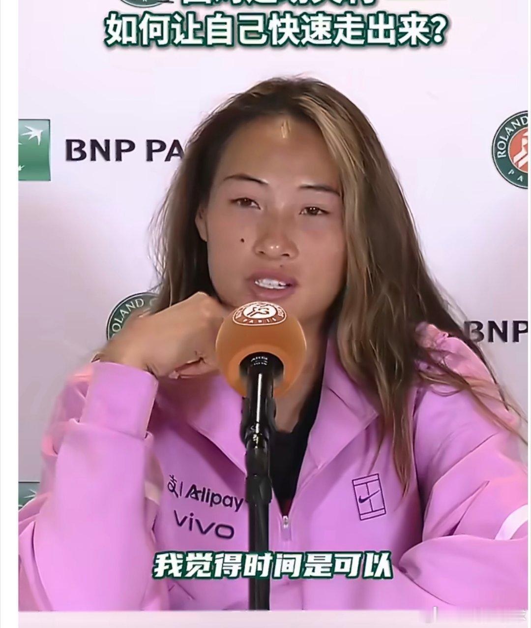 泪洒罗兰加洛斯！郑钦文法网爆冷一轮游，排名暴跌将从女王杯资格赛重启征程...