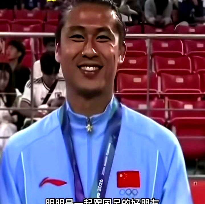 张玉宁和吴曦回国时嘴角都压不住了，留守国足踢邀请赛的韦世豪却肉眼可见地低落。

刚结束亚运会任务的两人一身轻松满脸喜悦。反观韦世豪，踢完邀请赛心都碎了，满屏都是憋屈。

这画面简直在演打工人的日常。同组同事去新项目镀金，回来受表扬。你留在原部门死磕老项目，人手被抽走没干出彩，落不到一点好，只能默默咽