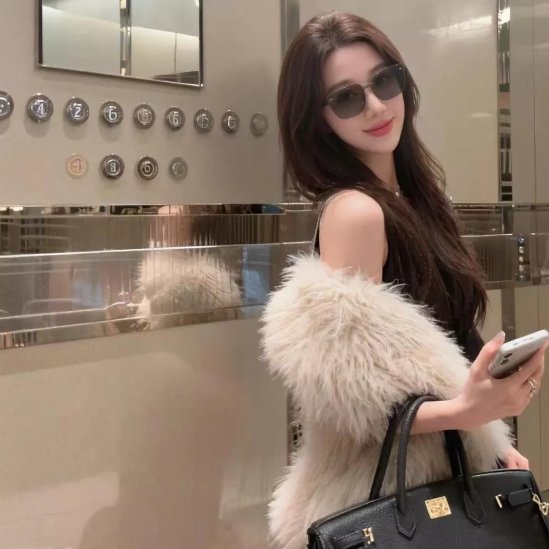 时髦都市女郎，炫酷电梯自拍💃👜💄