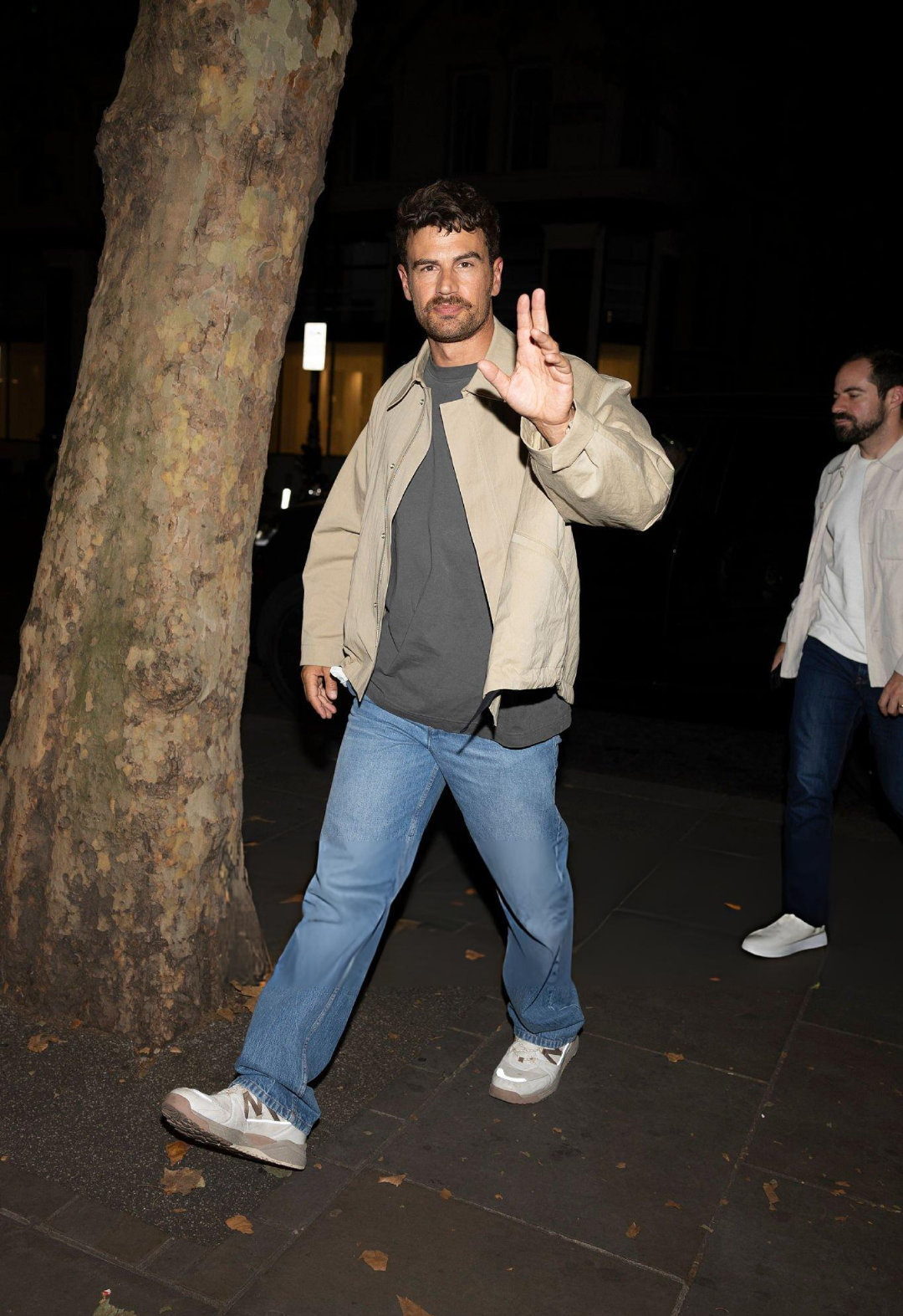 Theo James提奥·詹姆斯9月1日在伦敦最新街拍📷

#theo james# ​