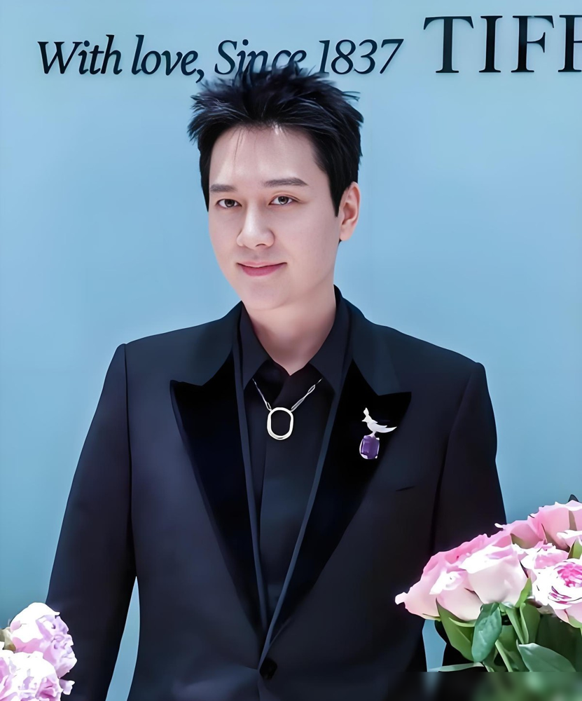 冯绍峰离婚这五年，状态反而开了挂？
之前婚姻那几年，他出活动肉眼可见的疲，眼神发飘背都挺不直，整个人透着一股子拧巴。
离婚后反而沉下心了，四年攒了14部戏，央视正剧、商业大片、小众题材挨个试，连和赵丽颖二搭新剧，全程也只聊工作不扯私事，业内都夸他是真的安静拍戏。
不对的关系耗走的精气神，搞事业