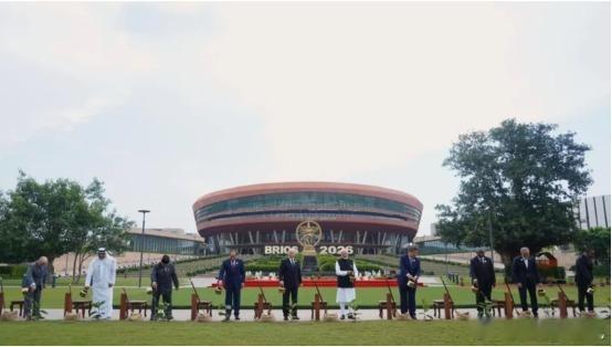 印政学界谨慎看待中印回暖，称两国关系转向“竞争性共存”

《第一邮报》《印度快报》9月12日报道，印政学界表示，印度参与金砖峰会目标是避免后者成为反西方集团，中印高层友好互动并不代表两国关系重置。就中印关系而言，报道称虽然金砖峰会期间中印高层互动氛围友好，但并不意味着中印关系的彻底“ ​