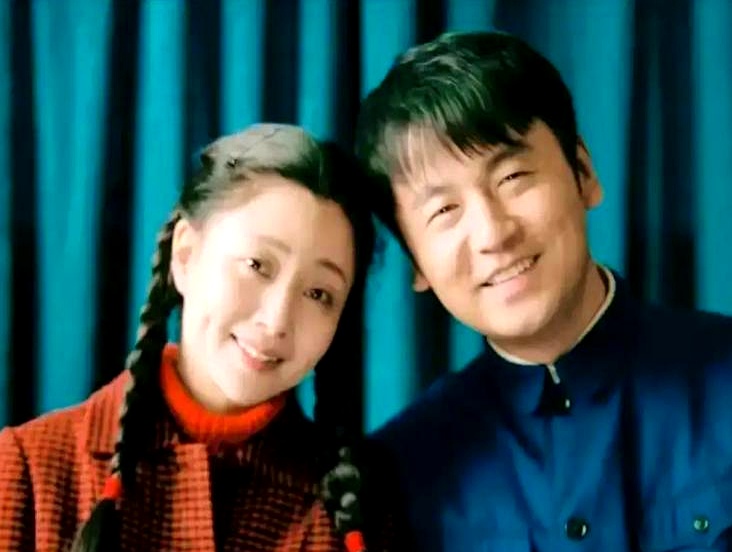 殷桃亲口讲过，和雷佳音搭戏的时候，她身上会出现一种根本控制不住的生理反应，不是夸张比喻，是真的有一股压迫感直往骨头缝里钻。
 

很多人纳闷，雷佳音长着一张公认的“窝囊受气脸”，怎么还能把大青衣逼出这种反应？
 

现在的荧幕上充斥着太多悬浮的演技。
 

有些演员拍戏像玩单机游戏，眼泪掐着秒表掉，