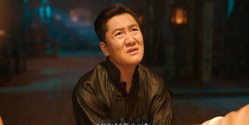 李现新剧《我不是大师》开播才三天，剧组连夜把前三集推倒重剪，原因竟是观众脑子跟不上。

这剧真绝了。别的剧糊弄观众，它专骗聪明人。

精得像猴的江湖老油条曹三，生生被王家贤用“阳谋”套死。不玩阴的，就把贪念摆桌面上，眼睁睁看着你往里跳。

没那么多巧合，全靠算计人心。李现这次全程不装高人，就冷眼看着