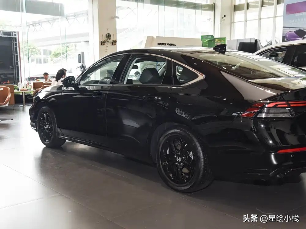 16万预算！雅阁、CT5、新能源，面子和家用你选哪个？

昨晚陪哥们看广汽本田雅阁，销售刚把落地价报完，他手机“叮”弹出一条推送：凯迪拉克CT5，16.99万。
 
他手直接停在报价单上：“美系豪华，2.0T，居然比雅阁还便宜？”
二话不说拽着他直奔凯迪拉克门店。坐进后排那一刻，哥们瞬间沉默了——腿