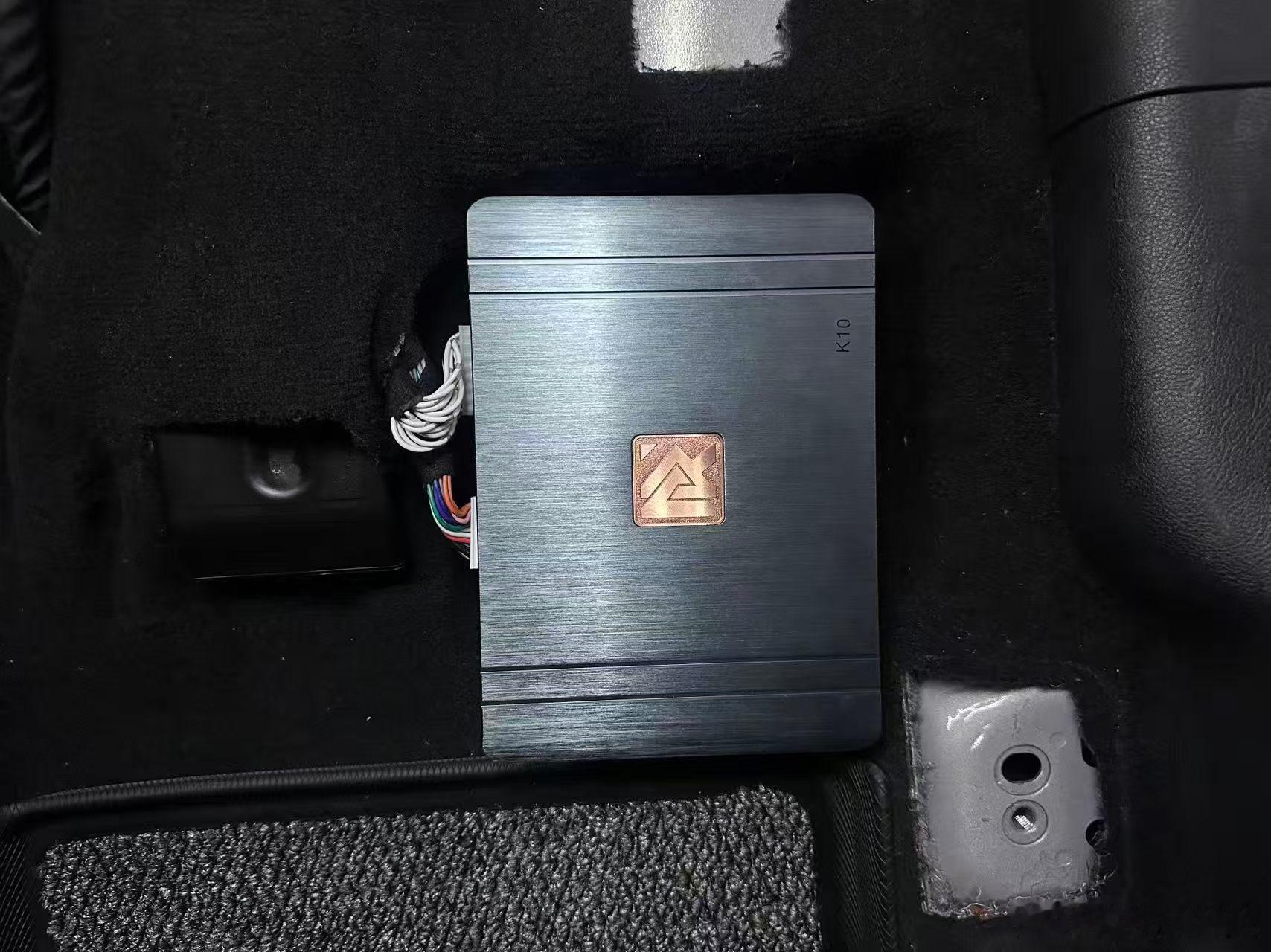 林肯冒险家 · 发烧级音响改装方案
原车音响的遗憾，你受够了吗？

林肯冒险家的豪华感有目共睹，但若非顶配锐威音响，原车仅配备9只普通纸盆喇叭。人声干瘪发闷、高音暗淡不通透、低频松散无力——声场全部贴在前门，驾驶位人声偏左，后排听感更是大打折扣。这套豪华座舱，配得上更好的声音。

方案配 ​
