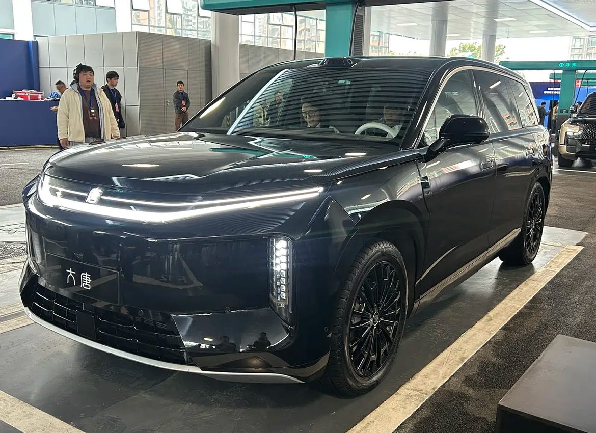 比亚迪大唐首发亮相，气场直接拉满！作为王朝网全新旗舰大型SUV，一出场就自带王者